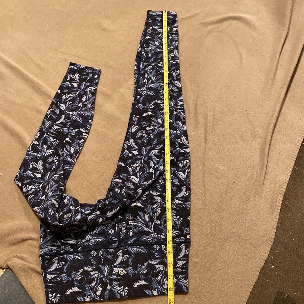 Lululemon Wonder Under Blue Floral Leggings | Color: Black/Blue | Size: 6 - Picture 7 of 8